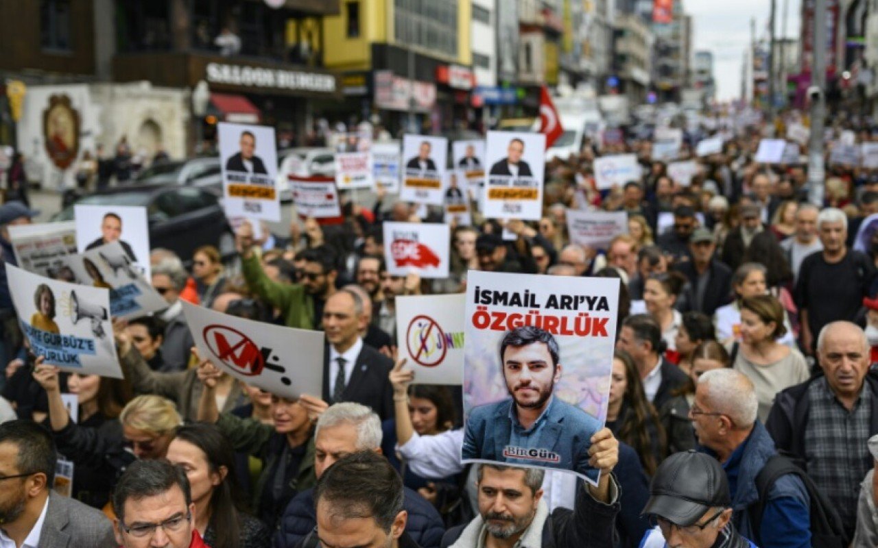 “Bəsdir, artıq nəfəs ala bilmirik” - Türkiyədə etiraz aksiyası keçirilir | KONKRET xəbəri üçün şəkil