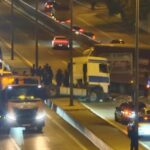 Bakıda yük avtomobili qəza törətdi, yol bağlandı