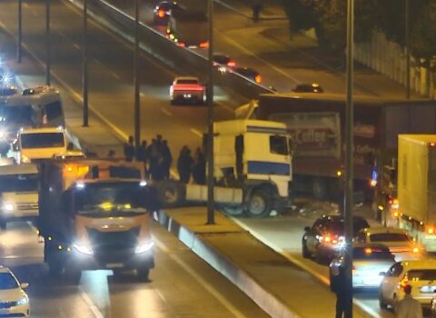 Bakıda yük avtomobili qəza törətdi, yol bağlandı