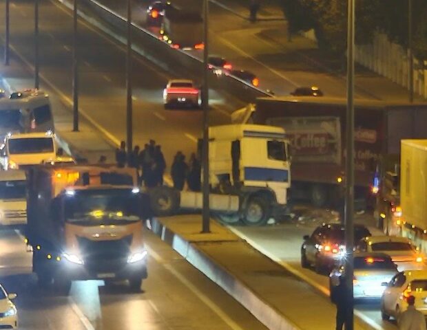 Bakıda yük avtomobili qəza törətdi, yol bağlandı