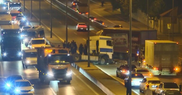 Bakıda yük avtomobili qəza törətdi, yol bağlandı