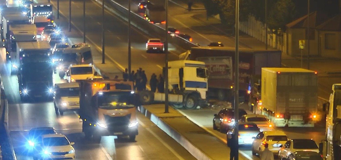 Bakıda yük avtomobili qəza törətdi, yol bağlandı | KONKRET xəbəri üçün şəkil