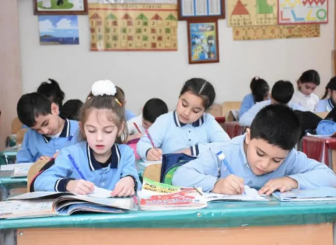 Dünyəvi təhsilin mahiyyəti: Vahid məktəbli geyimi hansı əhəmiyyət daşıyır?