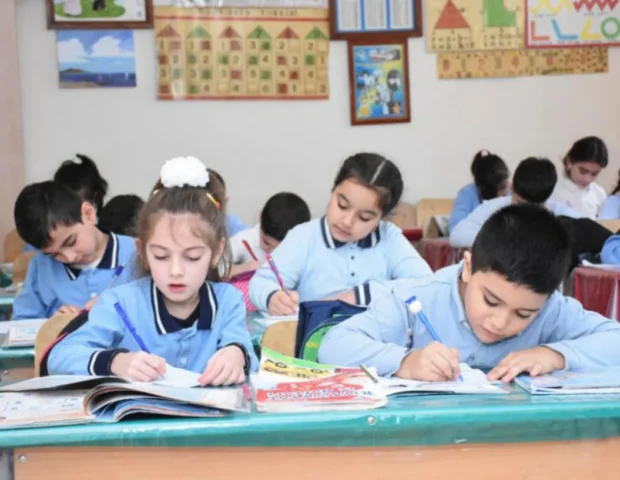 Dünyəvi təhsilin mahiyyəti: Vahid məktəbli geyimi hansı əhəmiyyət daşıyır?