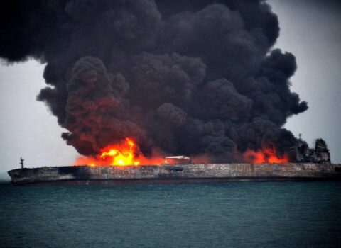 Hörmüz boğazında daha iki tanker yandı