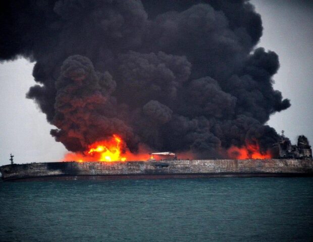 Hörmüz boğazında daha iki tanker yandı