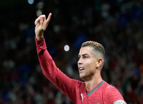 Ronaldo millidən uzaqlaşdırılıb