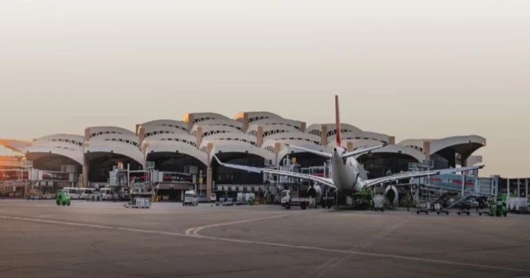 Husilər yenidən Ər-Riyad aeroportuna hücum edib