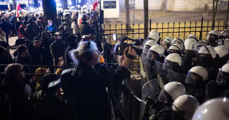 Polşada dövlət çevrilişi qalmaqalı: Prezident təcili iclas çağırdı