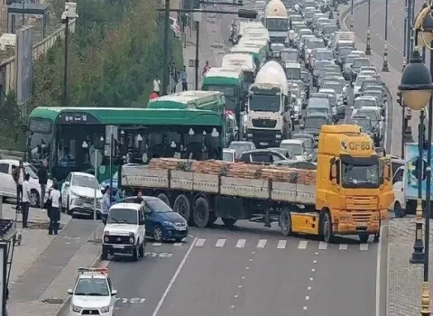 Bakının əsas prospekti buna görə iflic oldu