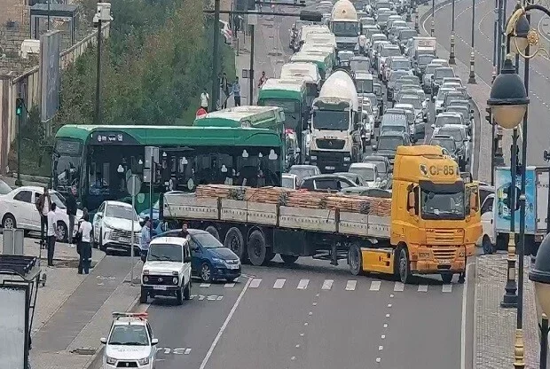 Bakının əsas prospekti buna görə iflic oldu