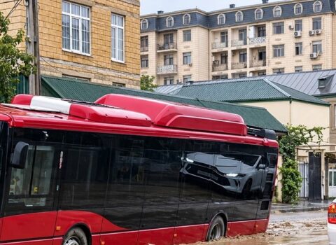 Xırdalanda sərnişin avtobusu yolda yaranan çuxura düşdü – VİDEO