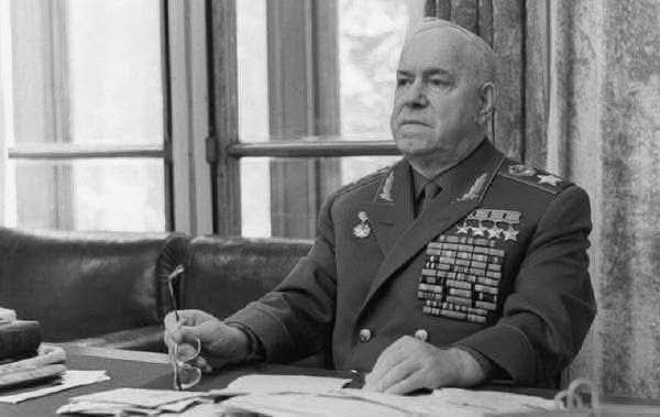 Jukova tapança çəkən general: Stalin də, Xruşşov da marşalın özbaşınalığına dözmədi