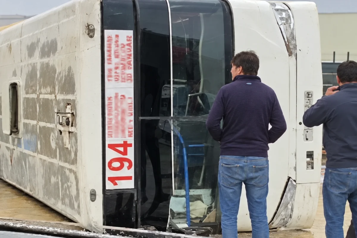 Sərnişin avtobusu aşdı: xəsarət alanlar var - VİDEO | KONKRET xəbəri üçün şəkil