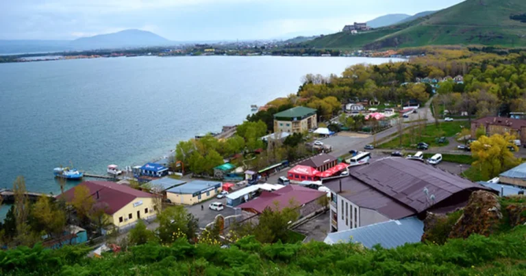 Ermənistanla Qırğızıstan Göyçə gölü ilə bağlı sənəd imzaladı