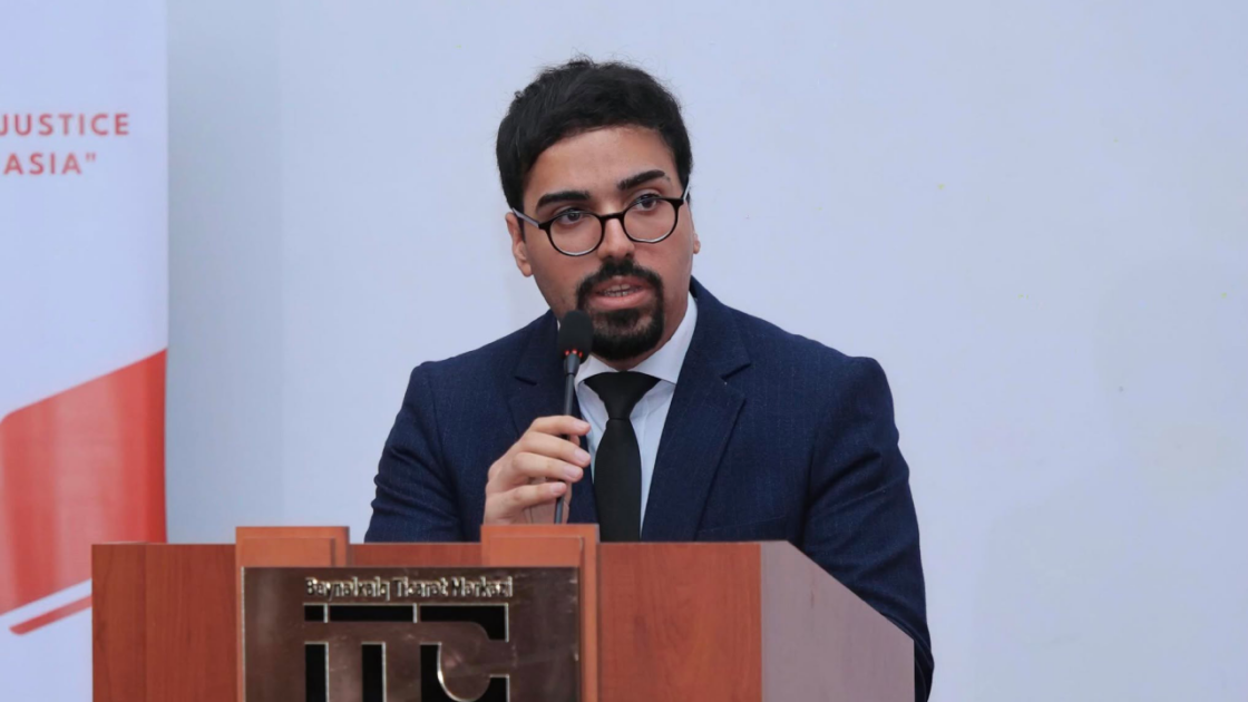 vəkil Etibar Qarayev