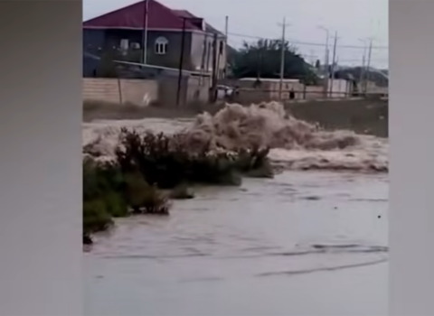 Sumqayıtda kəmər partlayıb, evləri su basıb – Video