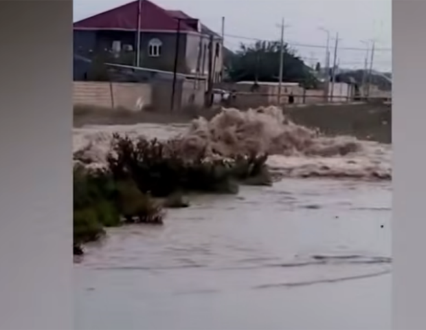 Sumqayıtda kəmər partlayıb, evləri su basıb – Video