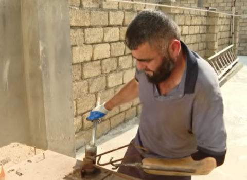 Tək qolu ilə tikintiyə aid hər işi bacarır – Video