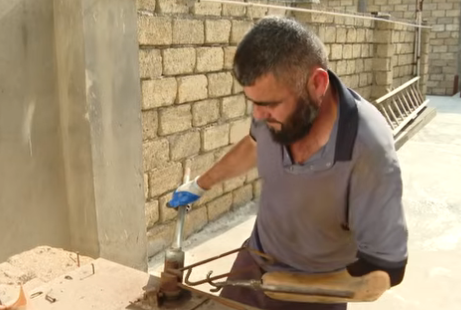 Tək qolu ilə tikintiyə aid hər işi bacarır - Video | KONKRET xəbəri üçün şəkil