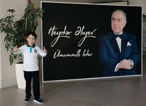 Məşhur fotoqraf Cəlal Kəngərli məktəblilərin bir gününü lentə alıb