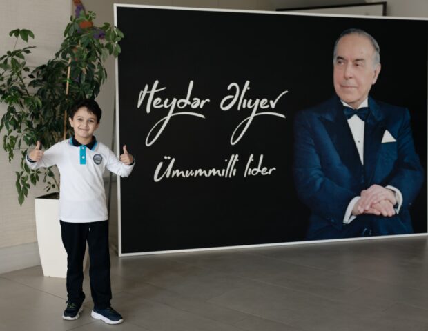 Məşhur fotoqraf Cəlal Kəngərli məktəblilərin bir gününü lentə alıb