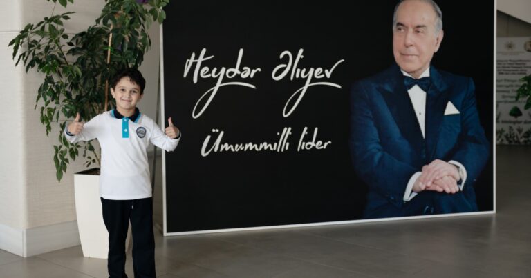 Məşhur fotoqraf Cəlal Kəngərli məktəblilərin bir gününü lentə alıb