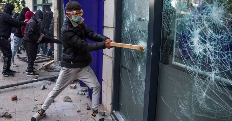 Tələbə etirazları bir neçə şəhərə yayıldı, yaralananlar var
