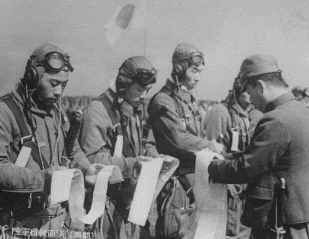 Kamikadzelər: İmperator naminə ölümə gedən pilotların hekayəsi