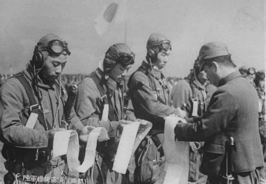 Kamikadzelər: İmperator naminə ölümə gedən pilotların hekayəsi | KONKRET xəbəri üçün şəkil