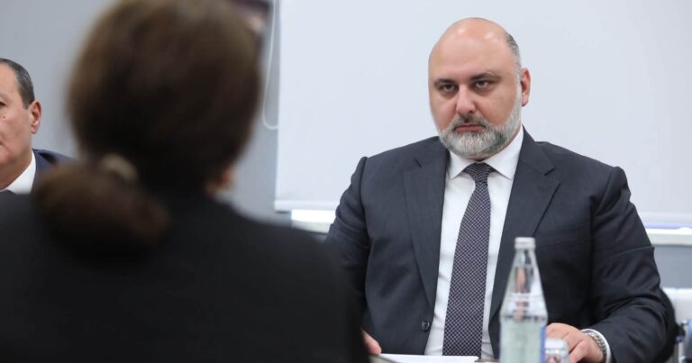 Read Qasımov paytaxt sakinlərini qəbul edib