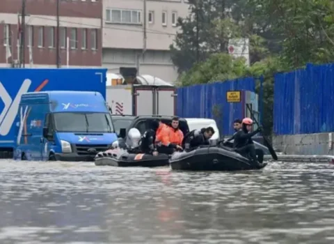 İstanbulda sel nəticəsində köməksiz qalan 3055 nəfər xilas edilib