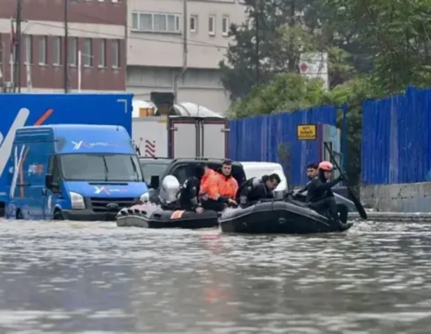 İstanbulda sel nəticəsində köməksiz qalan 3055 nəfər xilas edilib
