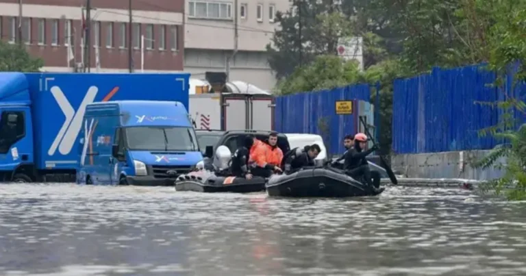İstanbulda sel nəticəsində köməksiz qalan 3055 nəfər xilas edilib