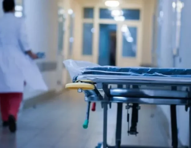 Bərdədə dəhşət: Sanitar huşsuz pasiyenti 40 dəqiqə döyüb, xəstəxananı şantaj etdi