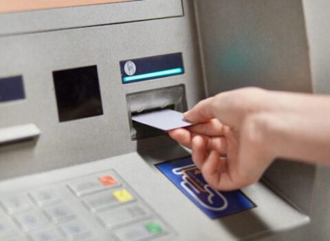 Bankomatdan pul çıxarmaq istəyən qadını aldatdı – 4 ilə yaxın həbs cəzası aldı