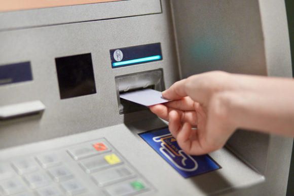 Bankomatdan pul çıxarmaq istəyən qadını aldatdı – 4 ilə yaxın həbs cəzası aldı