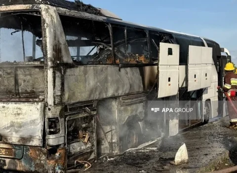 Hərəkətdə olan sərnişin avtobusu anidən alışıb yandı