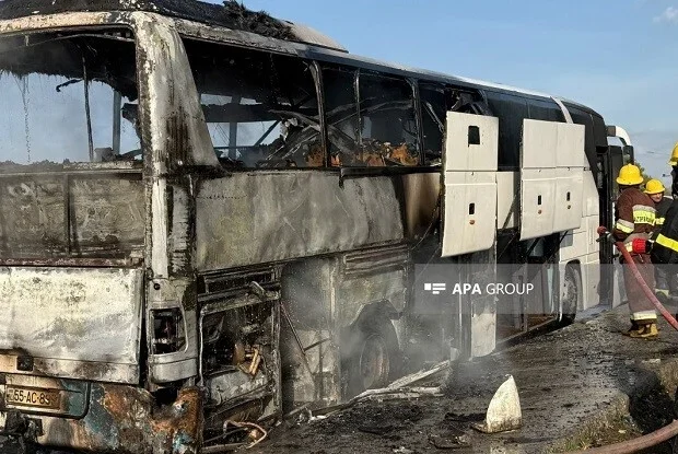 Hərəkətdə olan sərnişin avtobusu anidən alışıb yandı