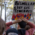 “Bismillah, bu qaranlıqdır!” – Fransada tələbələrin polisə qarşı ironik şüarı gündəm oldu
