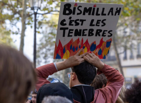 “Bismillah, bu qaranlıqdır!” – Fransada tələbələrin polisə qarşı ironik şüarı gündəm oldu