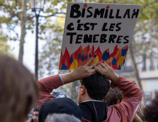 “Bismillah, bu qaranlıqdır!” – Fransada tələbələrin polisə qarşı ironik şüarı gündəm oldu