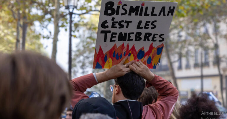 “Bismillah, bu qaranlıqdır!” – Fransada tələbələrin polisə qarşı ironik şüarı gündəm oldu