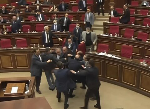 Ermənistan parlamentində deputatlar arasında kütləvi dava düşüb