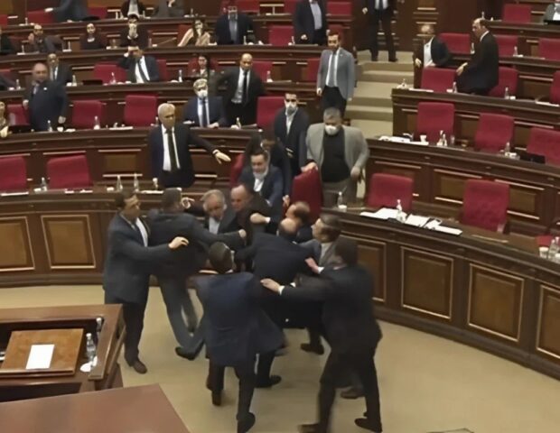 Ermənistan parlamentində deputatlar arasında kütləvi dava düşüb