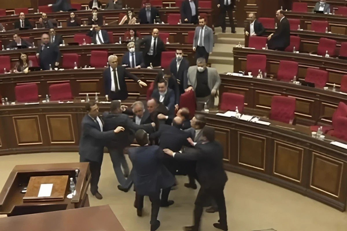 Ermənistan parlamentində deputatlar arasında kütləvi dava düşüb | KONKRET xəbəri üçün şəkil