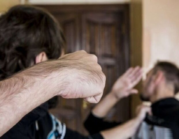 Mərdəkanda üç nəfər kafe sahibini döydü, pilləkəni sındırdı – QƏRAR