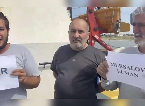 “Yanımızda hər həftə bir gəmi vurulur” – 12 azərbaycanlı dənizdə çarəsiz qalıb