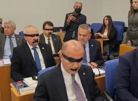Türk deputatlar gözlərini və ağızlarını lentlə bağladılar – Video