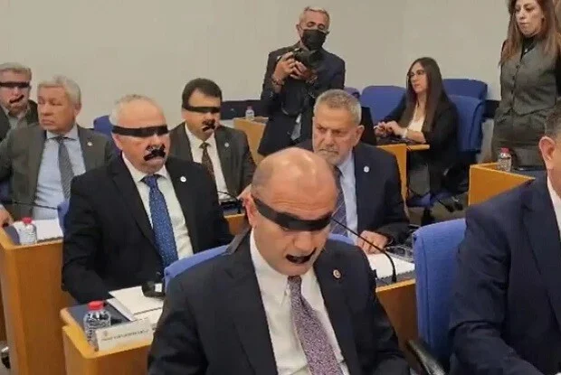 Türk deputatlar gözlərini və ağızlarını lentlə bağladılar – Video